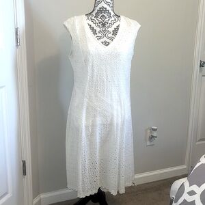 Roz & Ali, Sleeveless lined white lace dress, M